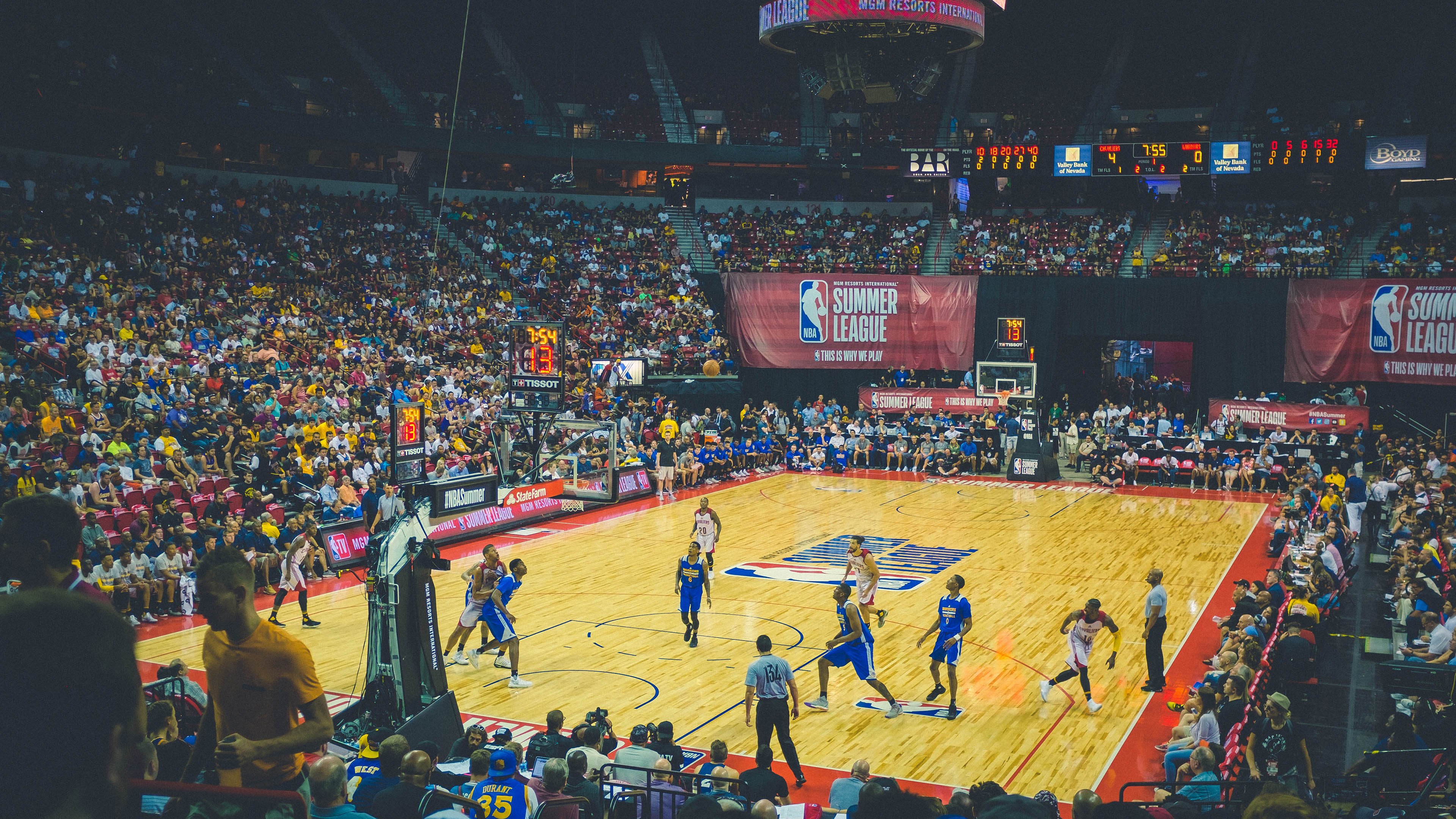 “在高新区全民健身馆，壁球场上没有‘慢’字，只有‘快’与‘准’！”